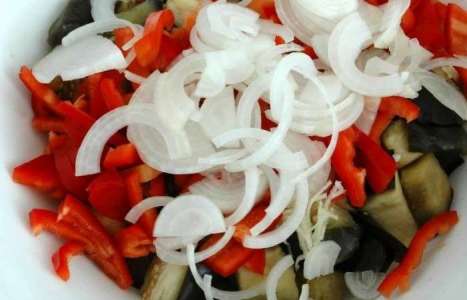 Овощной салат с баклажанами рецепт с фото по шагам - фото 5 шага 