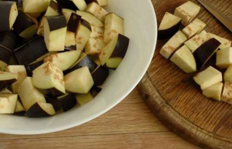 Овощной салат с баклажанами рецепт с фото по шагам - фото 1 шага 