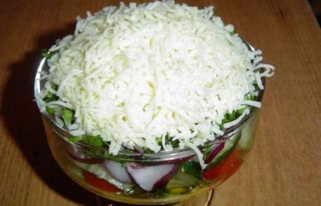 Овощной салат с брынзой и грецкими орехами рецепт с фото по шагам - фото 8 шага 