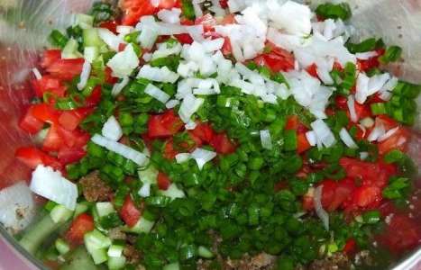 Овощной салат с хлебом рецепт с фото по шагам - фото 5 шага 