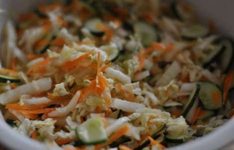 Овощной салат с пекинской капустой рецепт с фото по шагам - фото 3 шага 