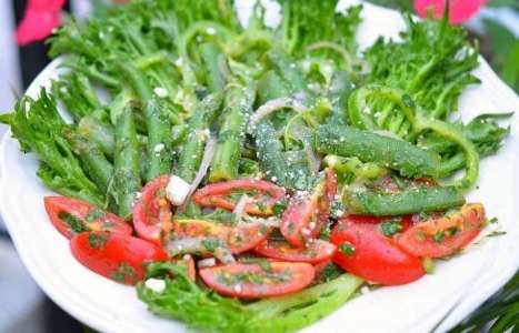 Овощной салат с зеленью и горчичной заправкой рецепт с фото по шагам - фото 9 шага 