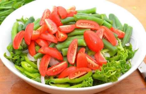 Овощной салат с зеленью и горчичной заправкой рецепт с фото по шагам - фото 7 шага 