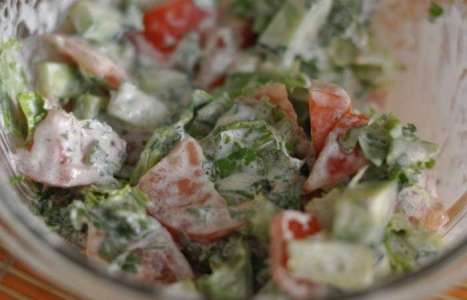 Овощной салат со сметаной рецепт с фото по шагам - фото 4 шага 
