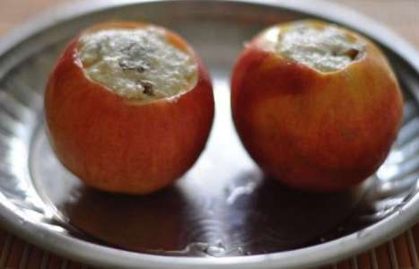 Печеные яблоки в духовке рецепт с фото по шагам - фото 3 шага 