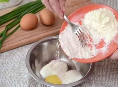 Пирожки с луком и яйцом рецепт с фото по шагам - фото 2 шага 