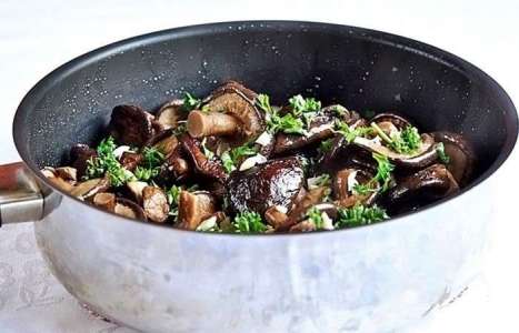 Постный салат с грибами, картофелем и квашеной капустой рецепт с фото по шагам - фото 4 шага 