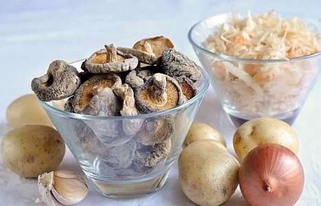 Постный салат с грибами, картофелем и квашеной капустой рецепт с фото по шагам - фото 1 шага 