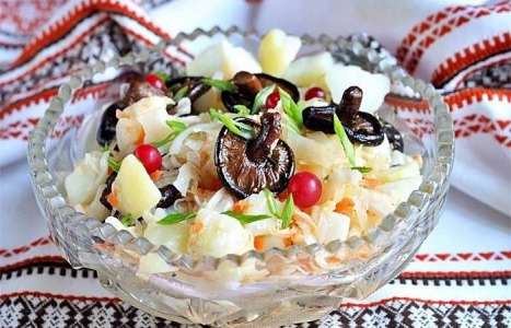 Постный салат с грибами, картофелем и квашеной капустой
