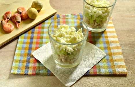 Праздничный салат с креветками рецепт с фото по шагам - фото 5 шага 