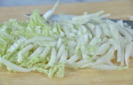 Простой салат из пекинской капусты рецепт с фото по шагам - фото 1 шага 