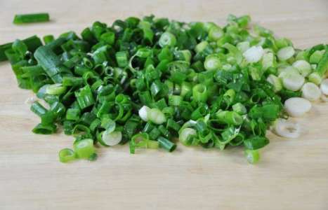 Простой салат из пекинской капусты рецепт с фото по шагам - фото 2 шага 