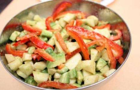 Салат из авокадо и груш рецепт с фото по шагам - фото 5 шага 