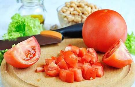 Салат из фасоли с помидорами рецепт с фото по шагам - фото 2 шага 