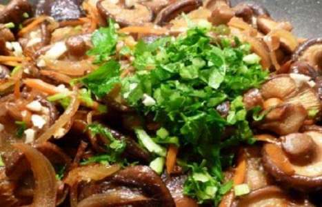 Салат из грибов шиитаке рецепт с фото по шагам - фото 4 шага 