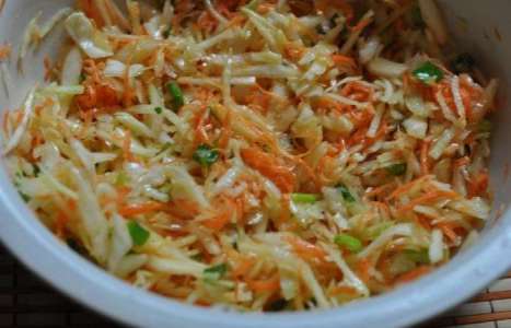 Салат из капусты с морковью рецепт с фото по шагам - фото 4 шага 
