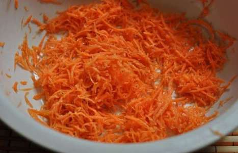 Салат из капусты с морковью рецепт с фото по шагам - фото 3 шага 