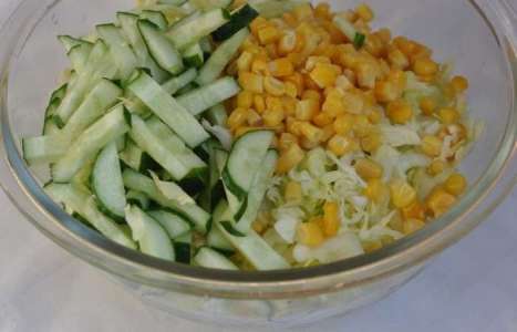 Салат из капусты с огурцом и кукурузой рецепт с фото по шагам - фото 3 шага 
