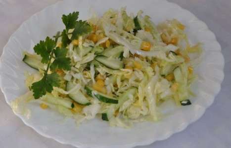 Салат из капусты с огурцом и кукурузой рецепт с фото по шагам - фото 4 шага 
