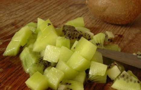 Салат из клубники и киви рецепт с фото по шагам - фото 1 шага 