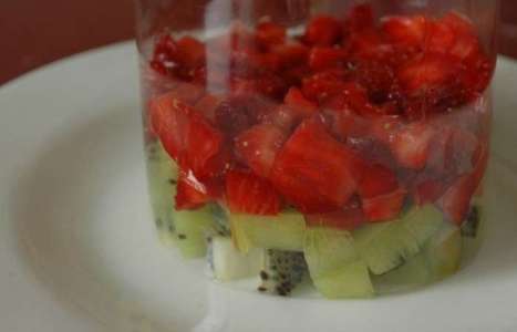 Салат из клубники и киви рецепт с фото по шагам - фото 3 шага 