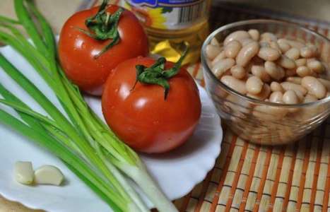 Салат из консервированной фасоли с помидорами рецепт с фото по шагам - фото 1 шага 