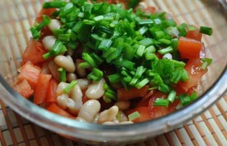 Салат из консервированной фасоли с помидорами рецепт с фото по шагам - фото 3 шага 