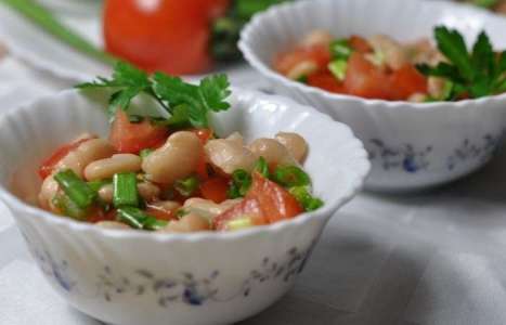 Салат из консервированной фасоли с помидорами рецепт с фото по шагам - фото 5 шага 