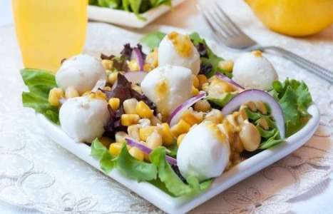 Салат из кукурузы и моцареллы
