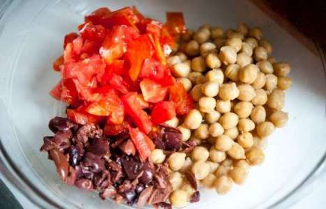 Салат из лебеды с помидорами и нутами рецепт с фото по шагам - фото 4 шага 