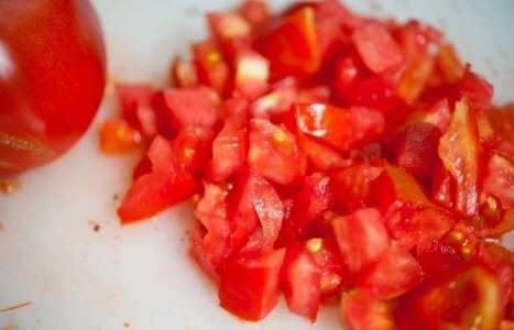 Салат из лебеды с помидорами и нутами рецепт с фото по шагам - фото 3 шага 