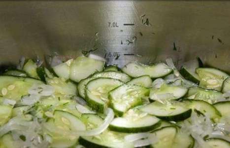 Салат из огурцов на зиму рецепт с фото по шагам - фото 8 шага 