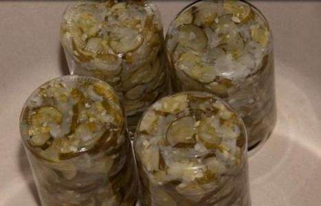 Салат из огурцов на зиму рецепт с фото по шагам - фото 10 шага 