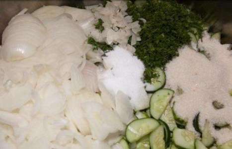 Салат из огурцов на зиму рецепт с фото по шагам - фото 6 шага 