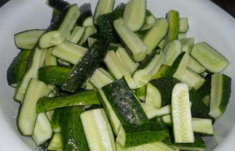 Салат из огурцов с чесноком на зиму рецепт с фото по шагам - фото 1 шага 
