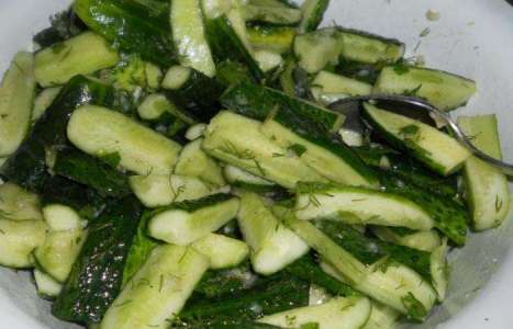 Салат из огурцов с чесноком на зиму рецепт с фото по шагам - фото 3 шага 