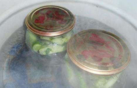 Салат из огурцов с чесноком на зиму рецепт с фото по шагам - фото 4 шага 