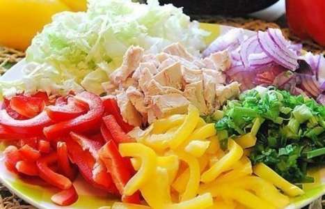 Салат из овощей и курицы рецепт с фото по шагам - фото 4 шага 