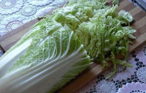 Салат из пекинской капусты рецепт с фото по шагам - фото 2 шага 