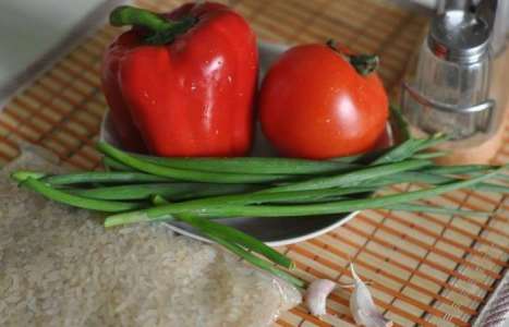 Салат из перца и помидоров с рисом рецепт с фото по шагам - фото 1 шага 