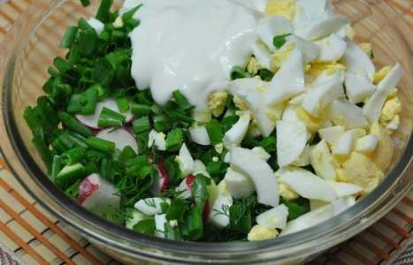 Салат из редиса с яйцом, огурцом и зеленью рецепт с фото по шагам - фото 3 шага 