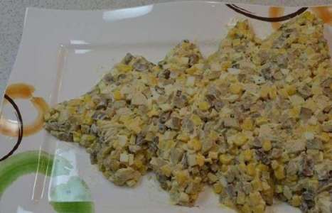 Салат из шампиньонов, курицы и кукурузы в виде елки рецепт с фото по шагам - фото 4 шага 