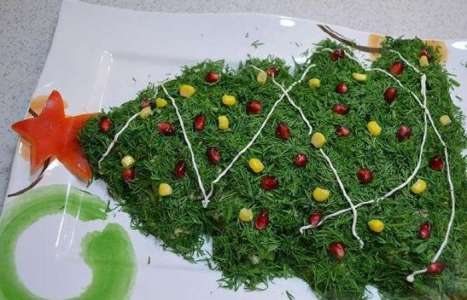 Салат из шампиньонов, курицы и кукурузы в виде елки