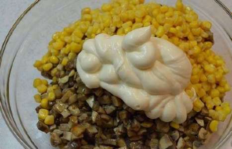 Салат из шампиньонов, курицы и кукурузы в виде елки рецепт с фото по шагам - фото 3 шага 