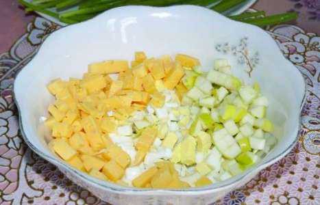 Салат «Любимый» из зеленого лука с сыром и яйцами рецепт с фото по шагам - фото 2 шага 