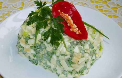 Салат «Любимый» из зеленого лука с сыром и яйцами рецепт с фото по шагам - фото 4 шага 
