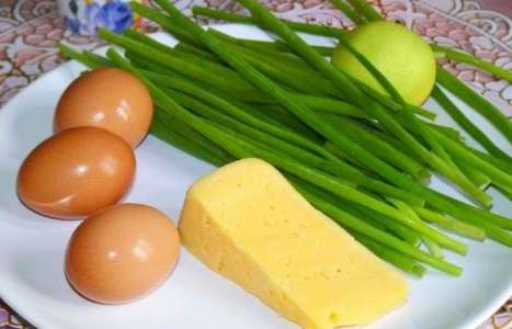 Салат «Любимый» из зеленого лука с сыром и яйцами рецепт с фото по шагам - фото 1 шага 