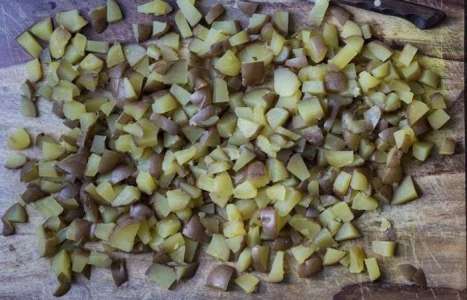 Салат «Оливье» с ветчиной и солеными огурцами рецепт с фото по шагам - фото 1 шага 