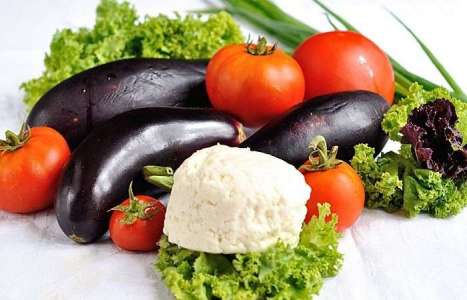 Салат с баклажанами, помидорами и адыгейским сыром рецепт с фото по шагам - фото 1 шага 