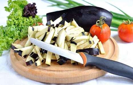 Салат с баклажанами, помидорами и адыгейским сыром рецепт с фото по шагам - фото 2 шага 